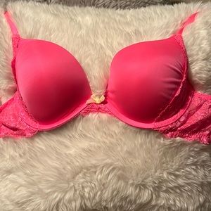 Victoria's Secret Bra size: 32D